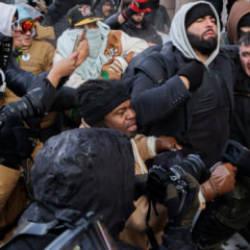 M&uuml;sl&uuml;man karşıtı g&ouml;steride Kur'an-ı Kerim yakma girişimi