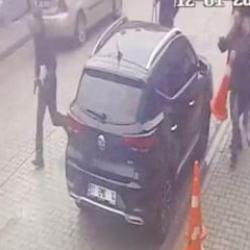 &Ouml;ğretmene okul &ouml;n&uuml;nde dehşet: &Ouml;nce yumruk attı sonra silahını &ccedil;ekti