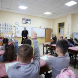 &Ouml;ğretmenlerin mazerete bağlı yer değiştirme başvuruları 14 Ocak'ta başlıyor