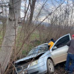 Otomobil ağaca &ccedil;arptı: 1 yaralı!