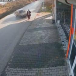 Otomobilin &ccedil;arptığı yaya metrelerce savruldu! Şans eseri kazadan sağ &ccedil;ıktı