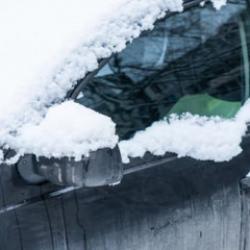 Otomobilinizin camına s&uuml;r&uuml;n! Kar ve yağmurda imdadınıza yetişecek