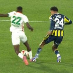 Alanya'da tartışmalı pozisyon: T&uuml;m g&ouml;zler hakeme d&ouml;nd&uuml;