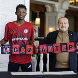 S&uuml;per Lig ekibinden bir transfer daha! 2005 doğumlu yıldız adayı imzayı attı