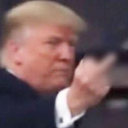 Trump'tan fabrika &ccedil;alışanına tepki &ccedil;eken parmak hareketi