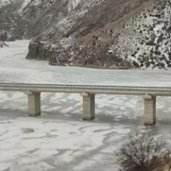 T&uuml;rkiye'nin en hızlı akan nehri buz tuttu!