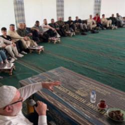 Umre&rsquo;de Mira&ccedil; Kandili sohbeti: Destici de katıldı