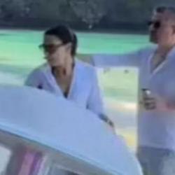 &Uuml;nl&uuml; t&uuml;rk&uuml;c&uuml; belediye başkanı ile ilişkisini doğruladı! Maaşları &ouml;demeyip tatile gitmişti