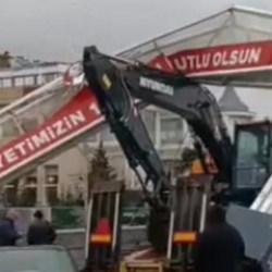 &Uuml;sk&uuml;dar'da ekskavat&ouml;r faciası ucuz atlatıldı: 7 ara&ccedil; zarar g&ouml;rd&uuml;