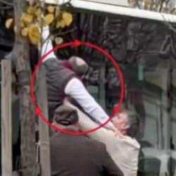 &Uuml;sk&uuml;dar'da İETT şof&ouml;r&uuml; otob&uuml;s camından &ccedil;ıkıp kavgaya karıştı