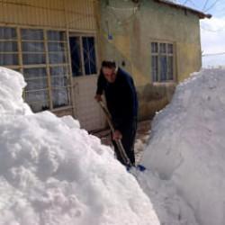 Kentte kar kalınlığı 2 metreyi aştı! K&ouml;yl&uuml;, ev yollarını a&ccedil;mak i&ccedil;in kolları sıvadı 