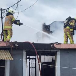 Yangın &ccedil;ıkan evde t&uuml;p patladı: Yaşlı adam hastaneye kaldırıldı