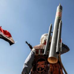 Yemen'de sıcak saatler! Ordu karargahı vuruldu: &Ouml;l&uuml; ve yaralı askerler var