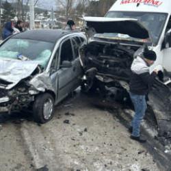 Yolcu minib&uuml;s&uuml;yle otomobil &ccedil;arpıştı: 1 &ouml;l&uuml; 9 yaralı