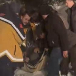 Yolu kardan kapanan k&ouml;yde rahatsızlanan hasta i&ccedil;in ekipler seferber oldu