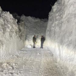 Hakkari'de &ccedil;ığ d&uuml;şen k&ouml;y yolu ulaşıma a&ccedil;ıldı: Kar kalınlığı dikkat &ccedil;ekti