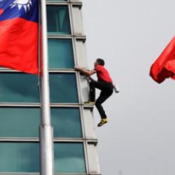 2004'te iple tırmandığı 101 metrelik binaya bu kez hi&ccedil;bir &ouml;nlem almadan &ccedil;ıktı