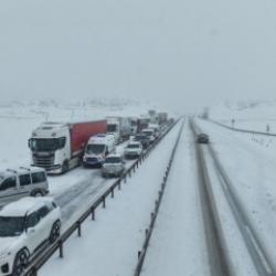 3 ili birbirine bağlayan kara yolu kapandı: Trafik kilometrelerce uzadı!
