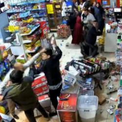 Adana'da husumetli akrabaları marketi bastı: Ortalık savaş alanına d&ouml;nd&uuml;