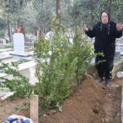 6 Şubat depremlerinden beri kayıp olan kız kardeşinin mezarını buldu