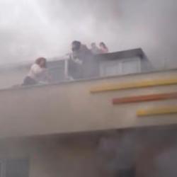 Sultanbeyli'de yangın paniği! &Ccedil;atıda mahsur kalan 12 kişi b&ouml;yle kurtarıldı