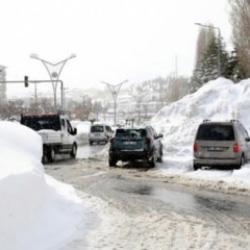 Kentte kar kalınlığı 4 metreyi aştı! Ara&ccedil;lar, trafik ışık ve levhaları yok oldu...