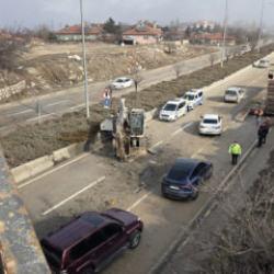 Ankara'da facianın eşiğinden d&ouml;n&uuml;ld&uuml;: Tırdaki kep&ccedil;e k&ouml;pr&uuml;ye takılıp yola d&uuml;şt&uuml;