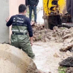 Antalya'da su tahliye kanalına d&uuml;şen 3 yaşındaki &ccedil;ocuk can verdi