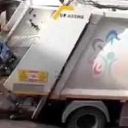Ataşehir'de yol &ccedil;&ouml;kt&uuml;: &Ccedil;&ouml;p kamyonu &ccedil;ukura g&ouml;m&uuml;ld&uuml;
