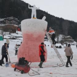 Ayder'de kar festivali kayakla başladı; kardan &ccedil;ay bardağı g&ouml;r&uuml;c&uuml;ye &ccedil;ıktı