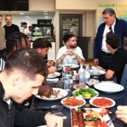 Beşiktaş'ta bir d&ouml;nemin sonu: Yıldız futbolcu İstanbul'dan ayrıldı