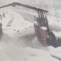 Bitlis'te yolcu otob&uuml;s&uuml;n&uuml;n polis noktasına &ccedil;arpma anı: 4 polis yaralı