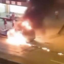 Bursa'da ara&ccedil; alev aldı, esnaf yangın t&uuml;pleriyle koştu