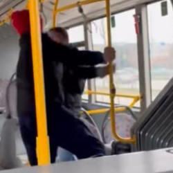 Bursa'da otob&uuml;ste şiddet: Yolcuyu darbedip 'Komutanımı &ccedil;ağırın' diye bağırdı