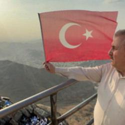 Destici, bayrak yakan b&ouml;l&uuml;c&uuml;lere Nur Dağı&rsquo;ndan T&uuml;rk bayrağı sallayarak cevap verdi 