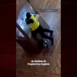 D&uuml;nyanın konuştuğu Fransa'daki Louvre soygununun yeni g&ouml;r&uuml;nt&uuml;leri ortaya &ccedil;ıktı