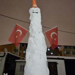 Elazığ'da dev kardan adam g&ouml;renleri hayrete d&uuml;ş&uuml;rd&uuml;