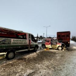 Elazığ'da feci kaza: Metal yığınına d&ouml;nen ara&ccedil;ta karı koca can verdi