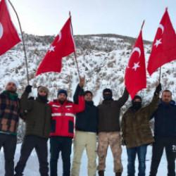 Erzurumlu gen&ccedil;lerden sınırdaki T&uuml;rk bayrağına saldırıya bayraklı tepki