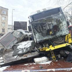 Esenler'de İETT otob&uuml;s&uuml; kaza yaptı