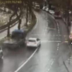 Esenler'de İETT otob&uuml;s&uuml;n&uuml;n otoparka daldığı anlar ortaya &ccedil;ıktı: Faciadan d&ouml;n&uuml;lm&uuml;ş