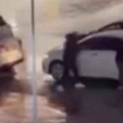 Esenyurt'ta benzinlikte sopalı dehşet: Aracı par&ccedil;aladılar