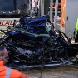 Gişelerde korkun&ccedil; &ouml;l&uuml;m! Yolcu otob&uuml;s&uuml;n&uuml;n ezdiği otomobilde 2 &ouml;l&uuml;