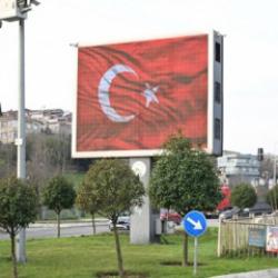  Hain provokasyona karşı ekranlar T&uuml;rk bayraklarıyla donatıldı