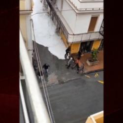 Deniz taştı dev dalgalar evleri yuttu! O anlar saniye saniye kaydedildi