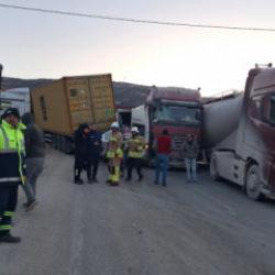 Hatay'da buzlanma faciası! 11 ara&ccedil; zincirleme kazaya karıştı: &Ccedil;ok sayıda yaralı var