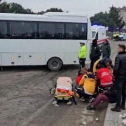 İş&ccedil;i servisleri kafa kafaya &ccedil;arpıştı: 19 yaralı
