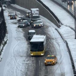 İstanbul'un il&ccedil;elerine g&ouml;re kar yağışı! Kent beyaza b&uuml;r&uuml;nd&uuml;, hayat durdu...