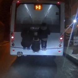 Tekirdağ'da y&uuml;rekleri ağza getiren g&ouml;r&uuml;nt&uuml;: &Uuml;&ccedil; &ccedil;ocuğun otob&uuml;s arkasındaki &ouml;l&uuml;m oyunu