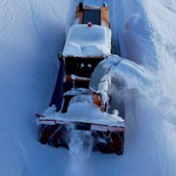Kar kalınlığı 3 metreyi buldu! K&ouml;y yolları ulaşıma kapandı 